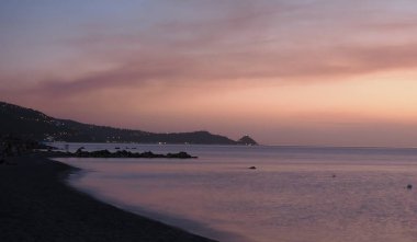 Sicilya, Piraino ve Brolo 'nun alacakaranlıkta kıyı manzarası