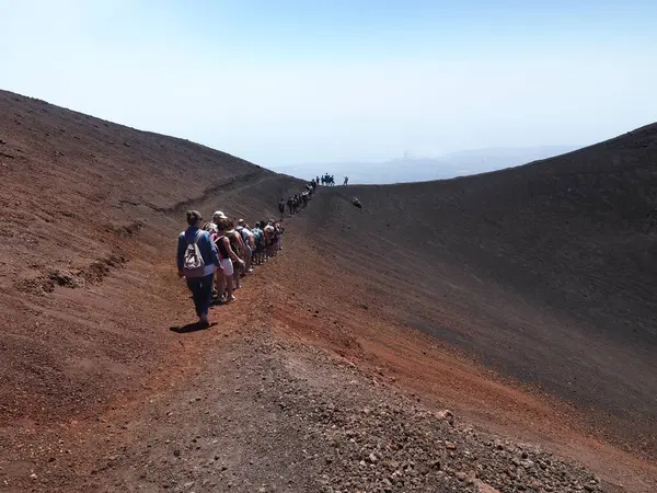 Dağlarda turistler