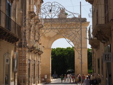 İtalya 'nın Sicilya kenti Noto' nun girişindeki kemer heykeli (Porta Reale o Ferdinandea)