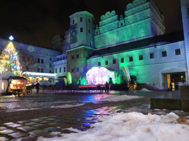 Szczecin Dükü Şatosu (Pomeranya Dükü Kalesi) Noel ve festival sezonu için aydınlatıldı - Batı Pomeranya, Szczecin Polonya