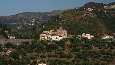Sicilya 'daki dağdaki Piraino manzarası