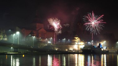 Yeni Yıl Arifesi Havai fişekleri (2023-2024) Batı Oder Nehri 'nin karşısından, Szczecin Polonya' dan izlendi.