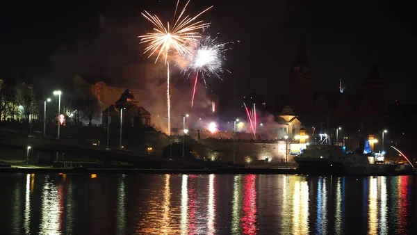 Yeni Yıl Arifesi Havai fişekleri (2023-2024) Batı Oder Nehri 'nin karşısından, Szczecin Polonya' dan izlendi.