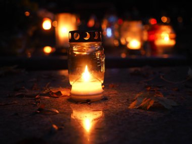 Azizler Günü 'nde mezarlıkta fenerde bir mum. 