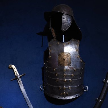 Koyu mavi arkaplanda ortaçağ zırhı