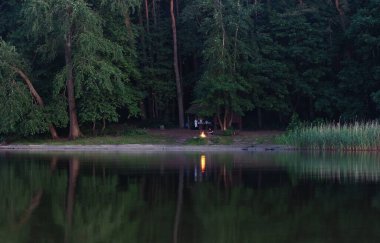 Göl kenarında şenlik ateşi - Szczecin Polonya 'da yaz güneşi