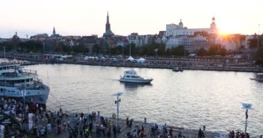 Batı Oder Nehri 'nde gün batımında büyük bir kalabalık Uzun Gemi Yarışları