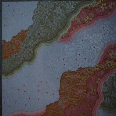 Akış Motifleri ve Çiçek Aksanlı Geleneksel Japon Tekstil Deseni