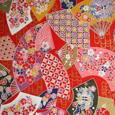 Kırmızı arka planda çiçek temalı geleneksel Japon desenleri