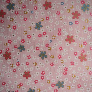 Pembe arka planda renkli çiçek desenli geleneksel Japon desenleri