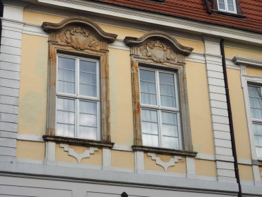Bir klasik binanın iki penceresi (Bölgesel Gelenekler Müzesi) Szczecin Polonya