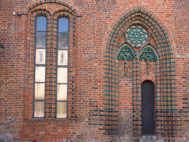 Gotik pencereler ve Szczecin Eski Belediye Binası Polonya 'nın dış duvar süslemeleri