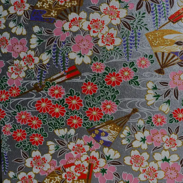 Gri Arkaplanda Geleneksel Japon Çiçek Deseni