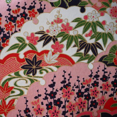 Sakura ve Maple Motifleri ile geleneksel Japon Tekstil Deseni - Japon geleneksel tekstil desenine yakın çekim Sakura, akçaağaç yaprakları, katmanlı dalgalar ve pembe ve kırmızı tonlarda geometrik motifler.