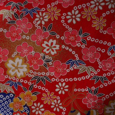 Kızıl Arkaplanda Sakura Çiçekleriyle Geleneksel Japon Çiçek Deseni