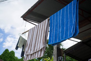 Renkli havlular dışarıda bir atta kurutulacak. Temiz havlular dışarıda çamaşır ipinde kuruyor. Çamaşırlar kurutucuda asılı. Chiang Mai, Tayland 'da çekildi..
