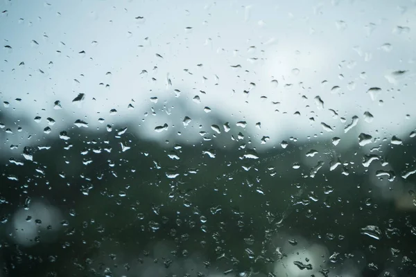車のガラス壁に雨滴 雨滴のガラスに雨滴または窓の蒸気 ストック写真