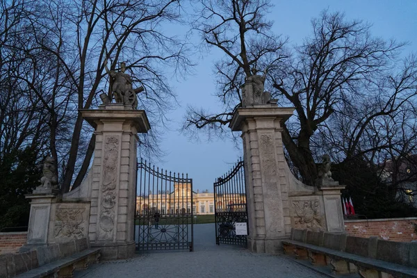 ワルシャワのウィラン地区にあるロイヤルウィラノウ宮殿を見下ろすオープンゲートのあるゲートは 早春の夜 — ストック写真