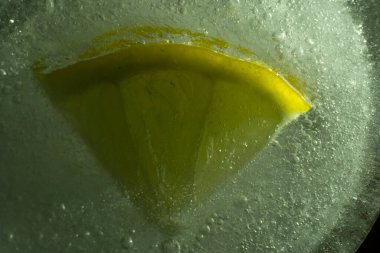 Bir parça buzun içinde donmuş bir limon.