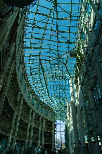 ガラスの金属屋根の下からの眺めワルシャワ大学図書館銅構造から見た建物の中からの眺め — ストック写真