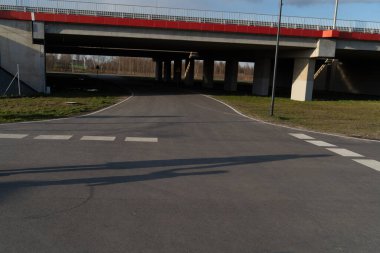 Otobanın altından geçen yolun manzarası