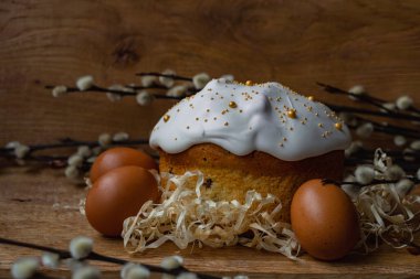 Ahşap bir zeminde paskalya pastası ve yumurta. Mutlu Paskalyalar.