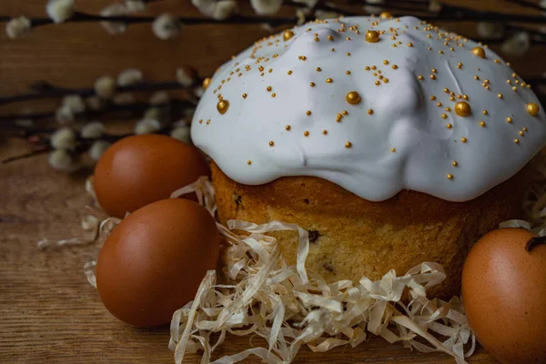 复活节蛋糕和鸡蛋放在木制背景上 复活节快乐 图库图片