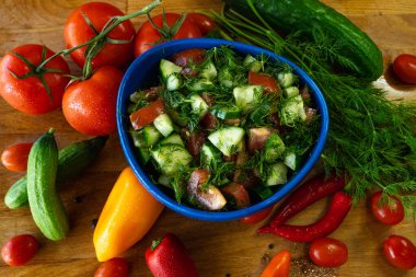 Salatalıklı, domatesli ve dereotlu taze salata.
