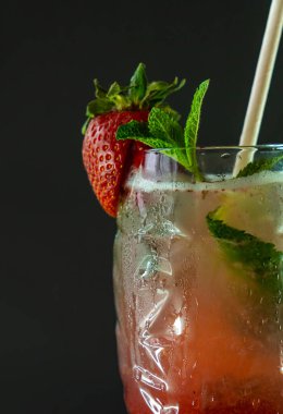 Çilekli mojito kokteyli. Nane ve buzlu.