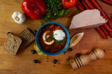 Ahşap arka planda etli ve sebzeli lahana çorbası.