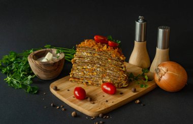 Tahtada havuçlu, sebzeli ve baharatlı ciğer keki..