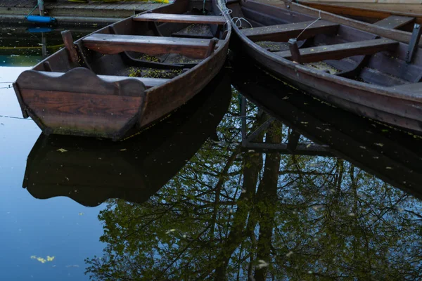 Деревянные Лодки Озере Отражением Деревьев Воде — стоковое фото