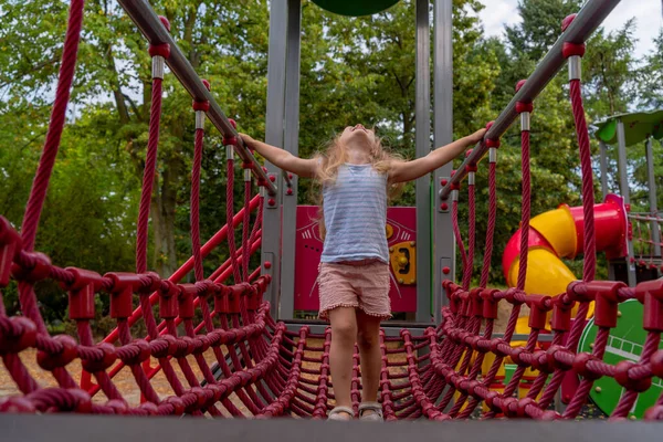 Petite Fille Jouant Sur Une Glissière Enfants Dans Parc Par — Photo