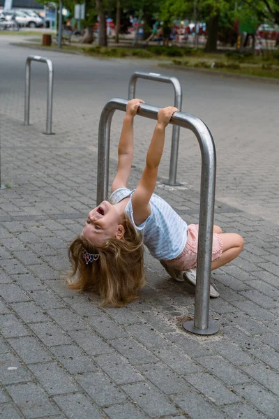 Очаровательная Маленькая Девочка Развлекается Детской Площадке Парке — стоковое фото