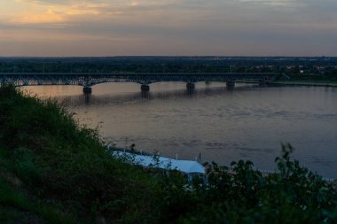 Polonya 'nın Plock kentindeki Vistula Nehri üzerinde güzel bir gün doğumu.