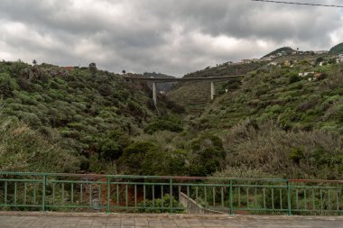 Dağlardaki nehir köprüsü.