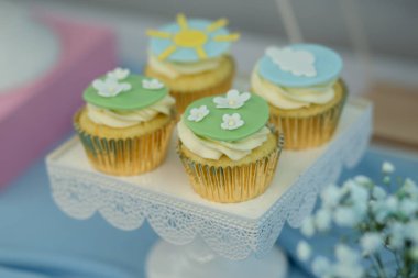 Büfe masasında tereyağlı kremayla süslenmiş kekler.