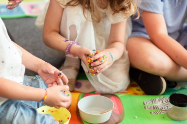 Çocuklar sümükle oynuyor, yakın çekim görüntüsü