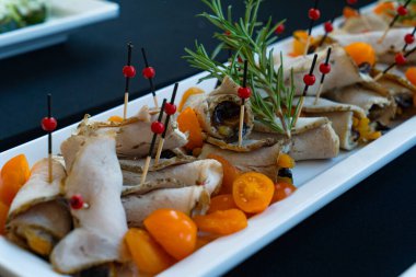 Lokantada yemek servisi yapan jambon. Düğün, doğum günü ya da diğer kutlamalar