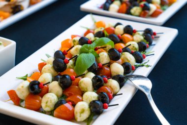 Peynirli, zeytinli ve fesleğenli Caprese salatası