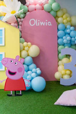 Evleri, topları ve bir domuzu olan neşeli çocukların fotoğraf bölgesi.