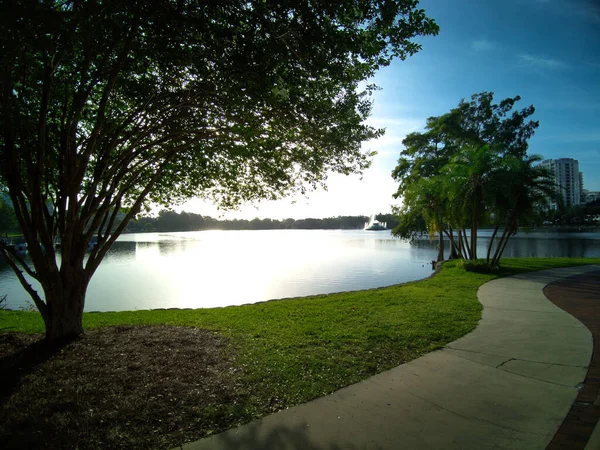 Orlando Florida Nın Göl Kenarındaki Eola Parkı Nda Gün Doğumu — Stok fotoğraf