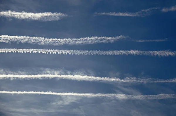 Langit Jelek Yang Disebabkan Oleh Beberapa Contrails Dari Pesawat Terbang — Stok Foto