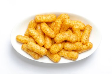 Fıstık çevirmeleri, beyaz bir kasede. Bamba, ya da fıstıklı börek, fıstık aromalı, fındıklı, fındıklı bir abur cuburdur. Yakın plan, yukarıdan, makro yemek fotoğrafı..