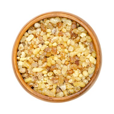 Tütsü gözyaşları, olibanum reçinesi parçaları, ahşap bir kasede. Aromatik reçine, tütsü ve parfümlerde kullanılır, Boswellia cinsinden ağaçlardan elde edilir. Yukarıdan izole edilmiş, beyaz arkaplanda..