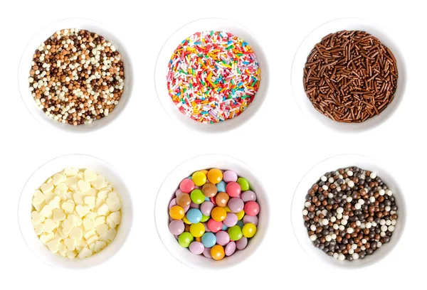 砂糖とチョコレートのスプリンクル 白いボウルに 小さなチョコレートボール ノンパレル ロッド状の砂糖とチョコスプリンクル 白いチョコハート カラフルなボタン状のキャンディー 装飾とトッピング — ストック写真