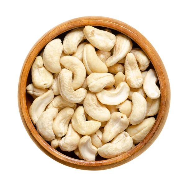 カシューナッツ 木のボウルに生のカシューナッツ 殻付きカシューツリーフルーツの種子 アナカルディウムOcidentale スナックナッツ 自分で食べることができます レシピで使用したり カシューバターやチーズに加工 — ストック写真