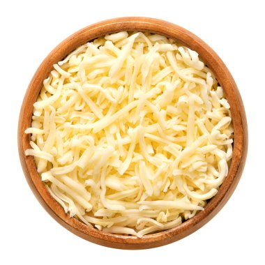 Ahşap bir kasede dilimlenmiş mozzarella peyniri. Rendelenmiş, az yağlı mozzarella, İtalyan peyniri, pastörize inek sütünden yapılmış, yapışmamak için kolanın içinde yuvarlanmış. Pizza ve makarna için kullanılır..