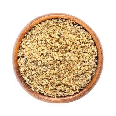 Ahşap bir kasede kurumuş mürver çiçekleri. Sambucus 'un çiçekleri, aynı zamanda siyahi yaşlı ya da yaşlı çiçek olarak da bilinir. Geleneksel tıpta çay olarak kullanılır. Yakın plan, yukarıdan izole edilmiş, beyaz, makro fotoğraf.