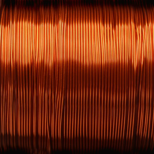 エナメル コイル上で 閉じます 30ミリメートルの厚さで 電気モータ トランス 電子プロジェクトのためのスプール上の二重被覆と絶縁銅巻線 — ストック写真